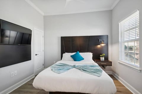 Brand New 5BR, Outdoor Seating, Parking House in New Orleans