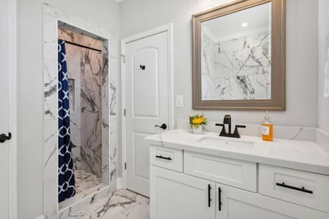 Brand New 5BR, Outdoor Seating, Parking House in New Orleans