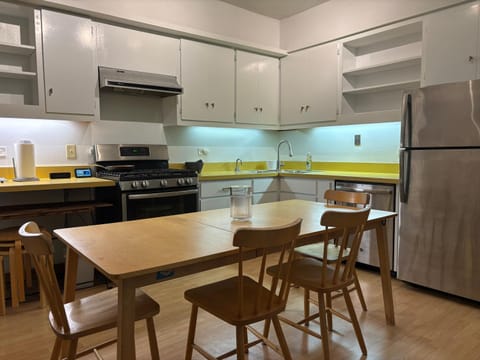 Kitchen or kitchenette, Dining area, dishwasher, minibar, oven, stove, toaster