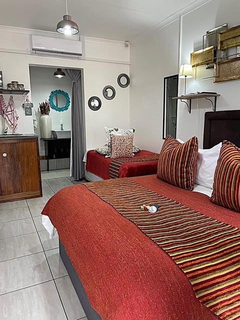 Shower, Property building, Bathroom, Kitchen or kitchenette, air conditioner