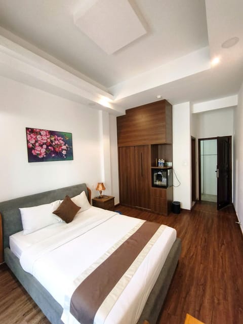 Bed, Photo of the whole room, minibar, wardrobe