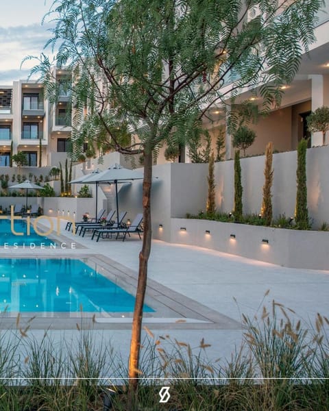 Property building, Day, Pool view, Swimming pool, sunbed