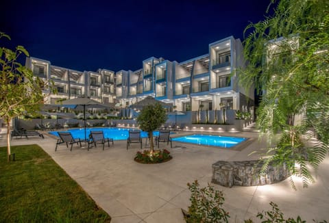 Property building, Patio, Night, Garden, Garden view, Pool view, Swimming pool, sunbed