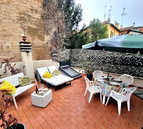 Secret Terrace Downtown Loft, Rooftop Terrace, 2 bedrooms, AC Apartment in Bologna
