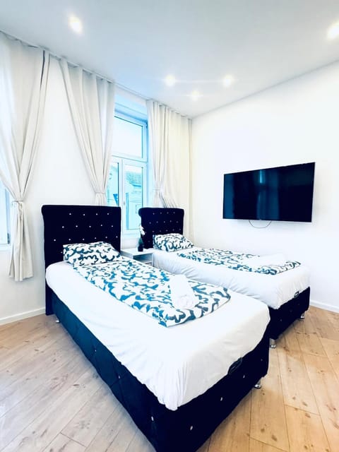 Bed, TV and multimedia, Bedroom