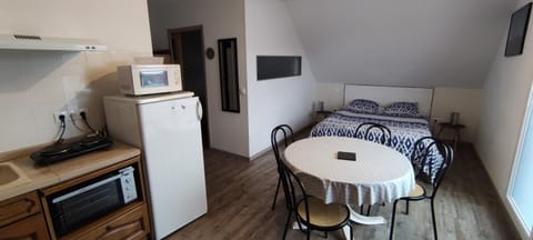 Bed, Kitchen or kitchenette, Photo of the whole room, Dining area, Bedroom