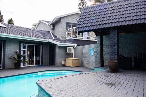 Property building, Day, Pool view, Swimming pool