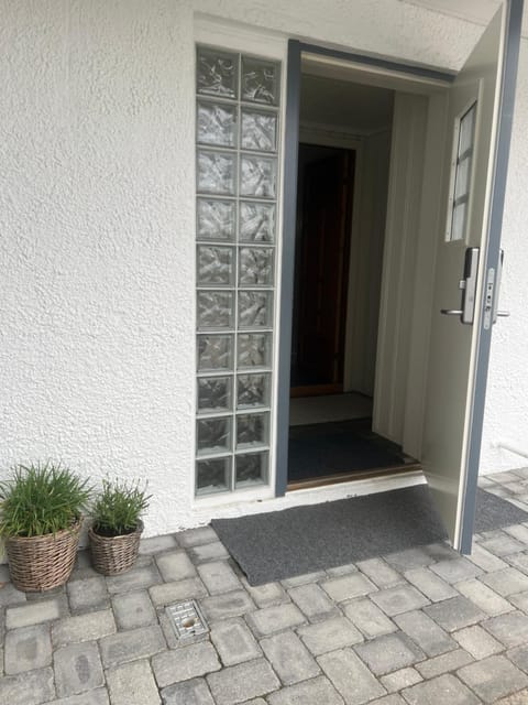 Property building, Facade/entrance, Day