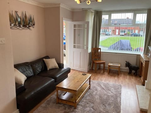 5 min Drive to Trafford Centre and15 Manchester City House in Stretford