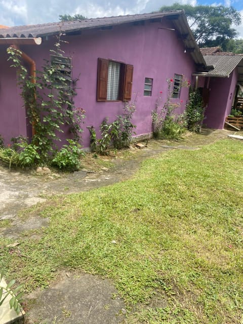 Casa roxa Bed and Breakfast in Itatiaia
