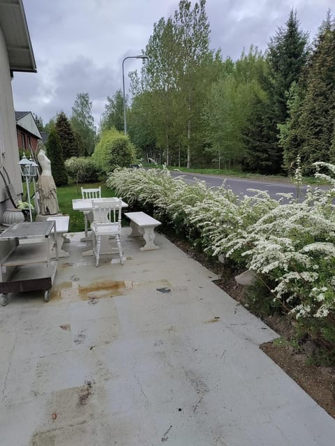 Property building, Garden, Garden, Balcony/Terrace