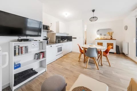 Communal lounge/ TV room, TV and multimedia, Living room, Seating area, Dining area