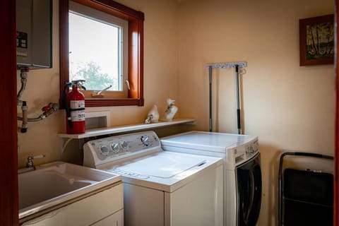 Waterfall Lodge near Yosemite Endless Pool, Hot Tub, Playground House in Oakhurst