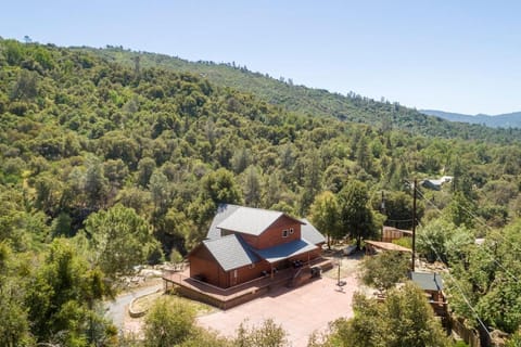 Waterfall Lodge near Yosemite Endless Pool, Hot Tub, Playground House in Oakhurst