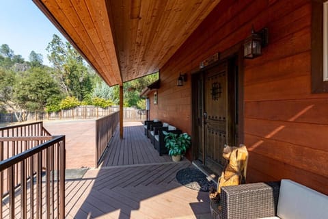 Waterfall Lodge near Yosemite Endless Pool, Hot Tub, Playground House in Oakhurst