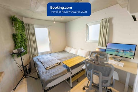 TV and multimedia, Photo of the whole room, Bedroom