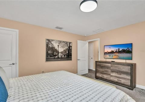 Stunning Townhome with Private Pool - Storey Lake - 5021 WW House in Kissimmee