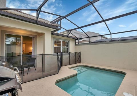 Stunning Townhome with Private Pool - Storey Lake - 5021 WW House in Kissimmee