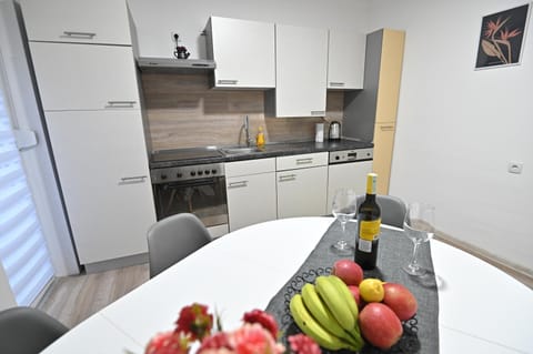 Food and drinks, Dining area, oven, kitchen