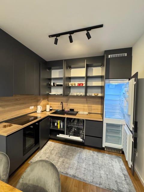 Kitchen or kitchenette, minibar, oven, stove