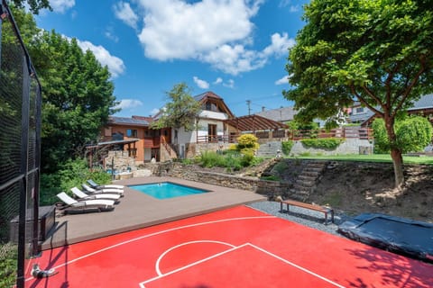 Shower, Property building, Pool view, Swimming pool, Sports, sunbed