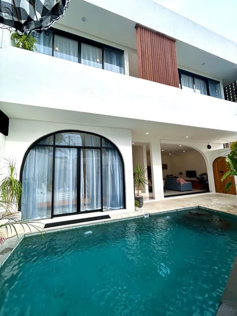 Property building, Patio, Balcony/Terrace, Pool view, Swimming pool, Swimming pool