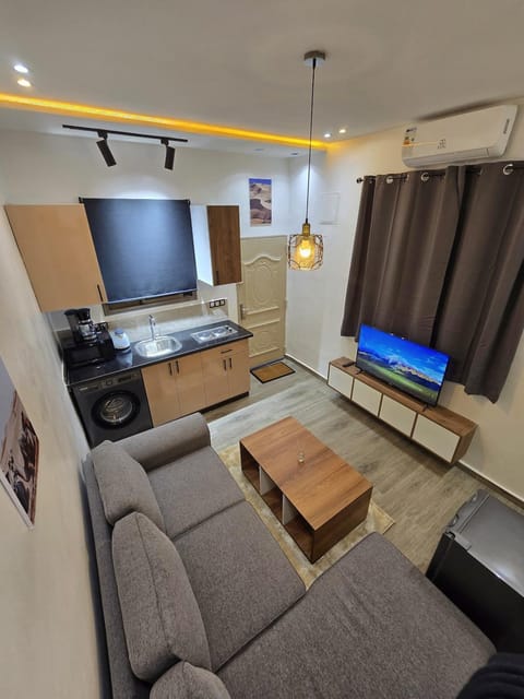 Communal lounge/ TV room, TV and multimedia, Kitchen or kitchenette, Living room, Photo of the whole room, Seating area