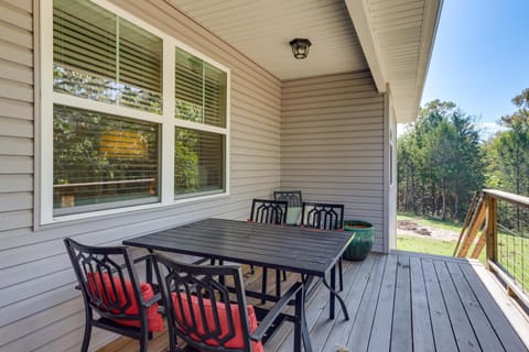 Family Lake Retreat | Walk to Table Rock House in Carroll County