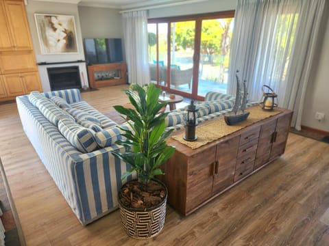 Communal lounge/ TV room, Living room, Seating area