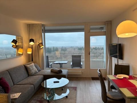 Communal lounge/ TV room, Natural landscape, Living room, Seating area, Dining area