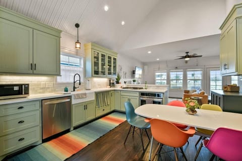 Sun and Lake House in Bacliff