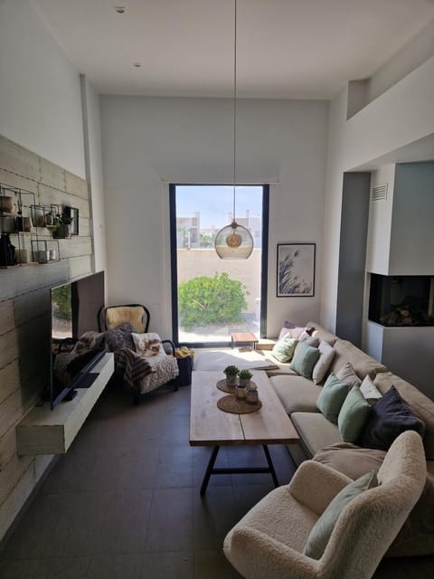 TV and multimedia, Living room, Seating area, Evening entertainment