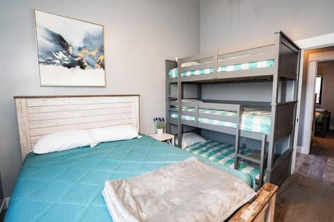 Sleeps 40, Pool House House in Garden City