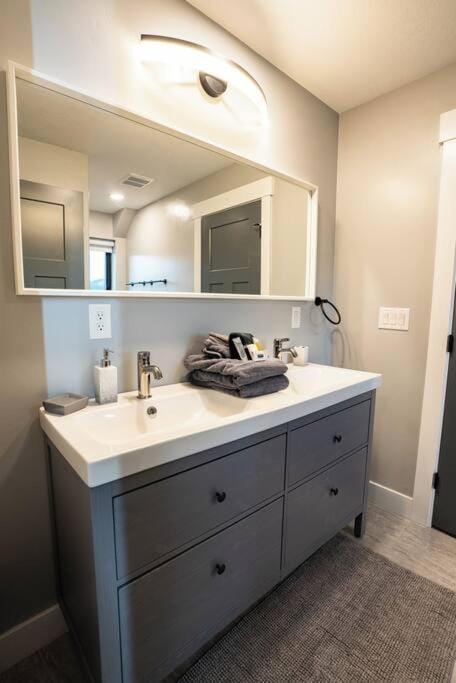 Sleeps 40, Pool House House in Garden City