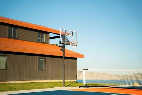 Sleeps 40, Pool House House in Garden City