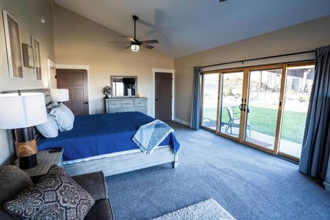 Sleeps 40, Pool House House in Garden City