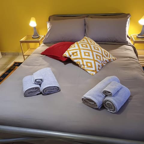 Bed, Bedroom, towels