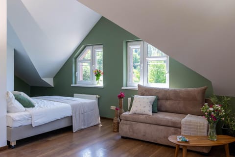 Bed, Seating area