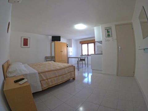 Bed, TV and multimedia, Photo of the whole room, Bedroom, wardrobe