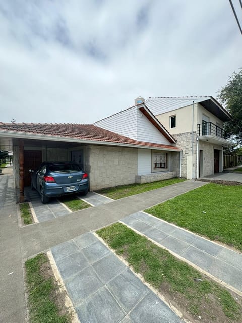 Property building, Off site, Day, Neighbourhood, Street view, Parking