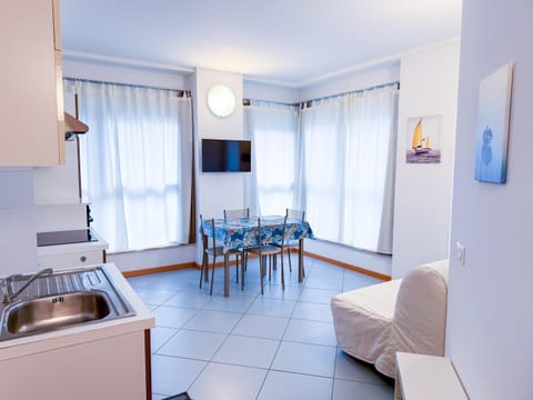 TV and multimedia, Kitchen or kitchenette, Living room, Seating area, Dining area