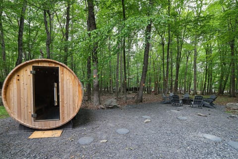 Luxurious Poconos Retreat - Hot Tub, Sauna, Games Apartment in Stroud Township