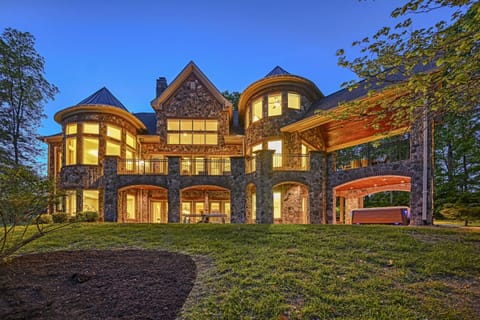 Dream Lake Castle House in Lake Anna