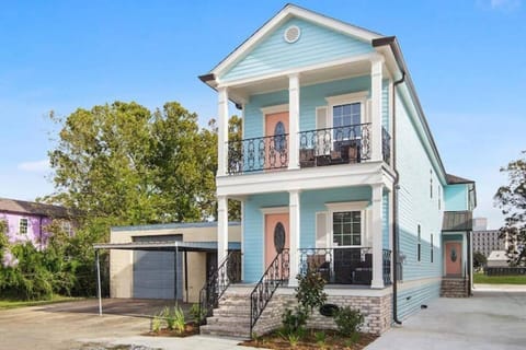 Vibrant 5BR close to Street Car House in New Orleans