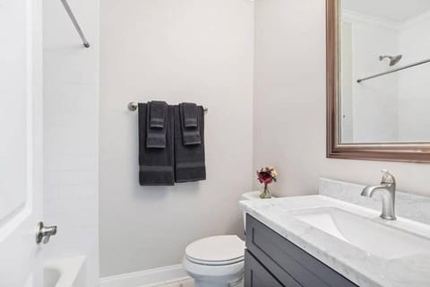 Vibrant 5BR close to Street Car House in New Orleans