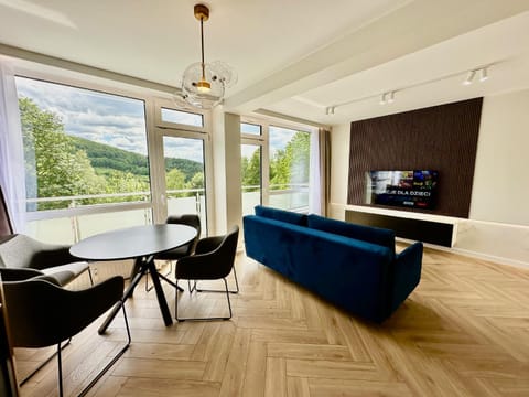 Natural landscape, Living room, Dining area, Evening entertainment, Mountain view