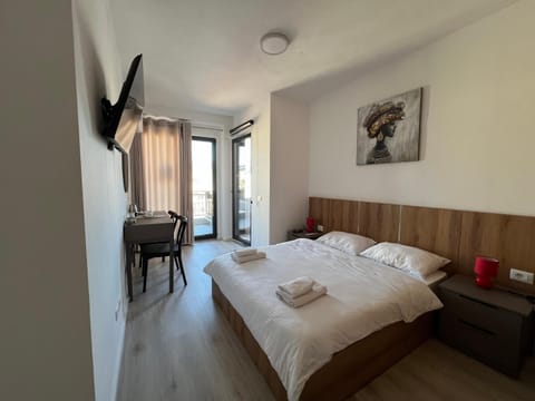 Bed, TV and multimedia, Photo of the whole room, Bedroom, towels