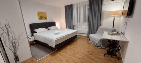 Bed, towels