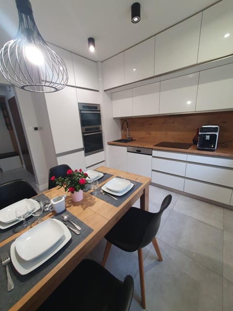 Kitchen or kitchenette, Food and drinks, Dining area, dishwasher, stove