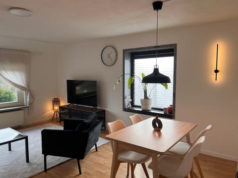 Communal lounge/ TV room, TV and multimedia, Living room, Seating area, Dining area, Evening entertainment